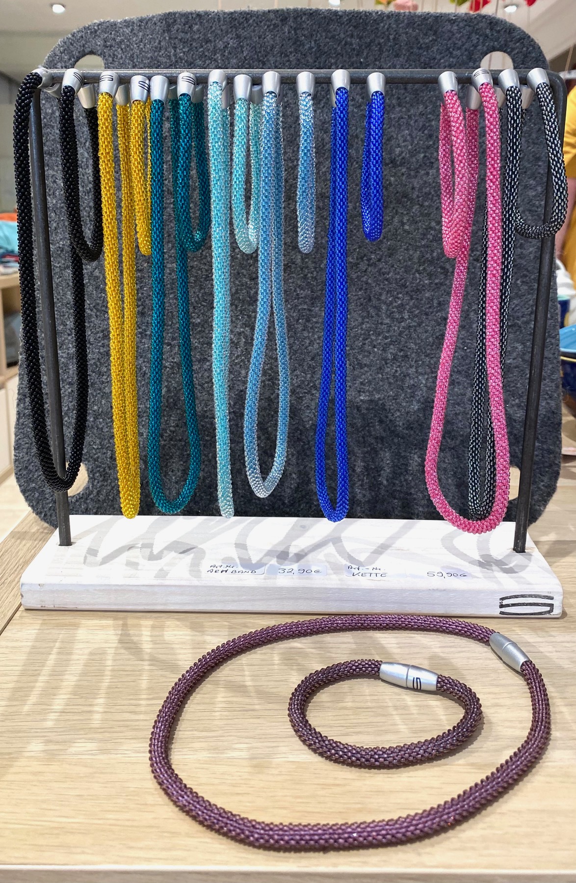 Svelte Colliers und Armbänder